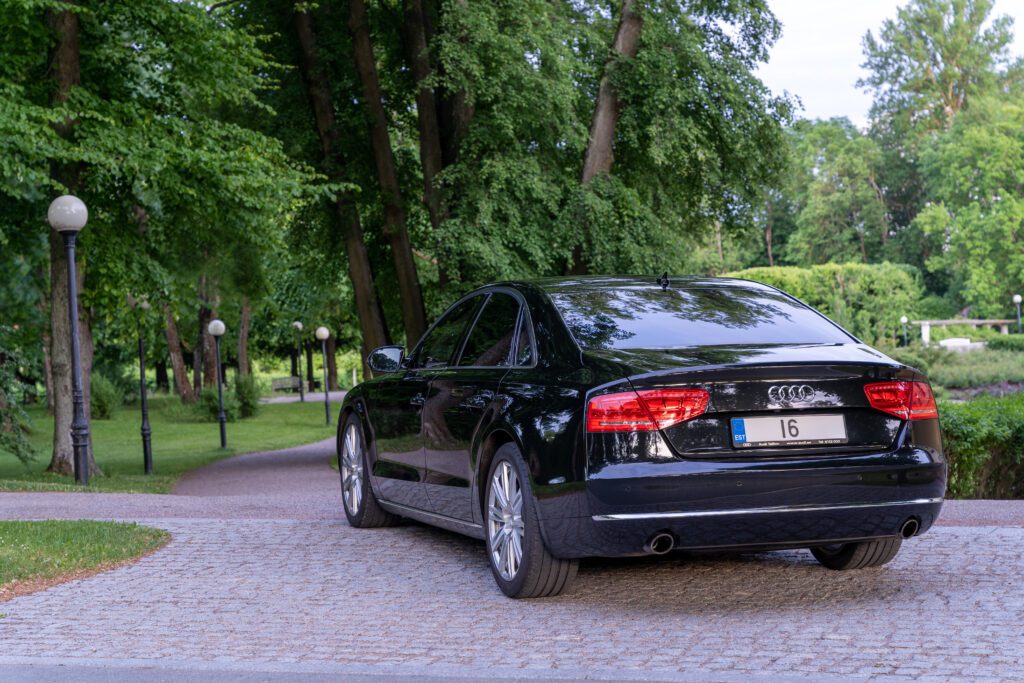 Audi A8 tagant vasak